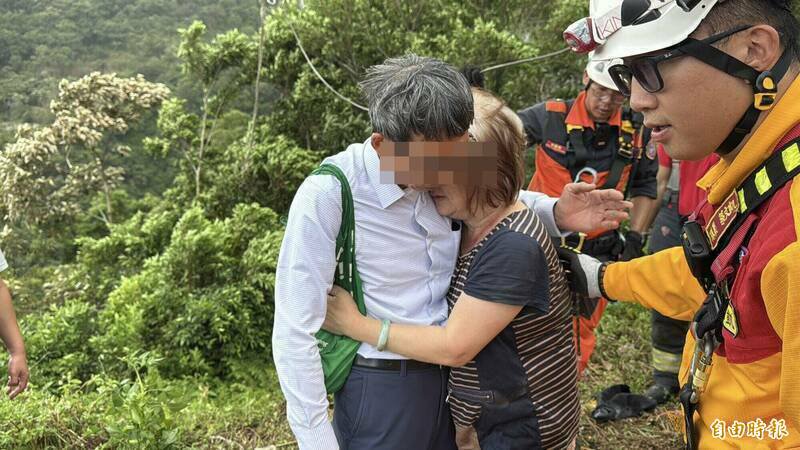 王妇坠谷获救后，与丈夫相拥而泣。（资料照）