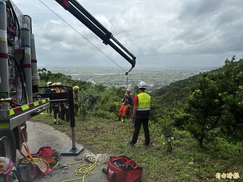 王姓妇人13日独自驾驶宾士车在北宜公路坠谷，当时消防人员展开救援画面。（资料照）