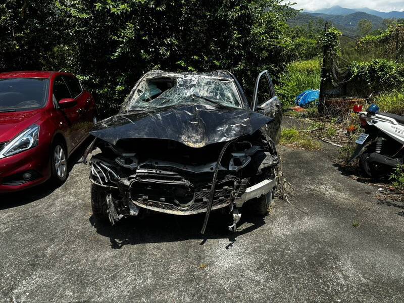 王女驾驶的宾士车已从谷底吊起，经技师勘验，煞车与机械系统均无异常。（民众提供）