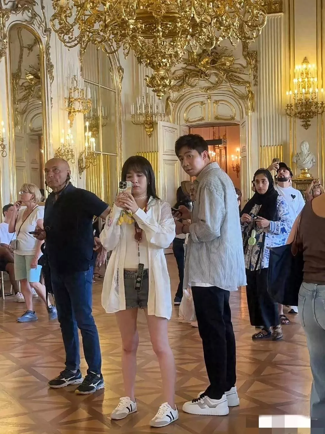 王晓晨夫妇捷克再被拍,俞灏明罕穿短袖露伤疤