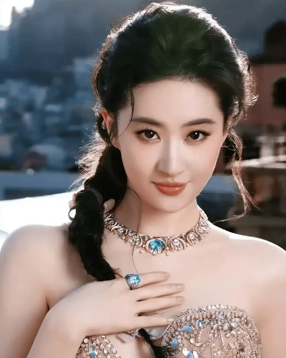 刘亦菲取消出席W盛典计划，引发各界围观和热议