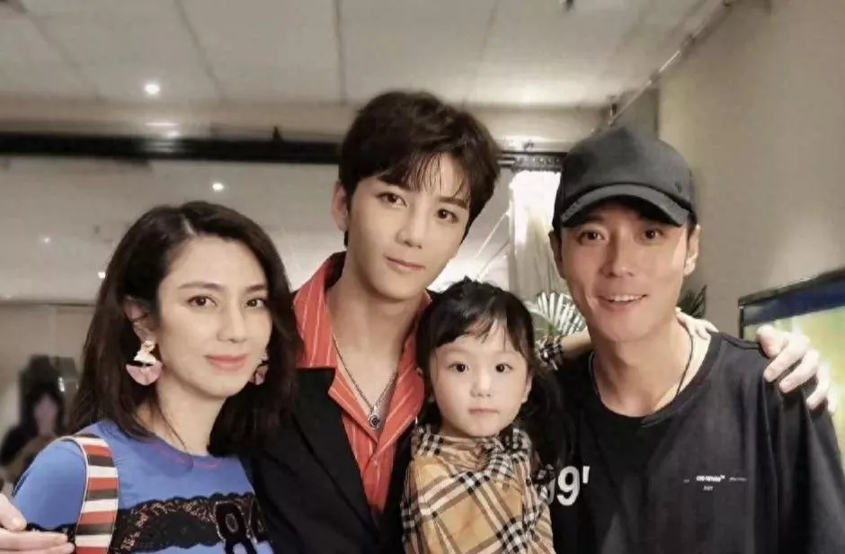 洪欣为儿子庆祝25岁生日,穿衣打扮很贵气