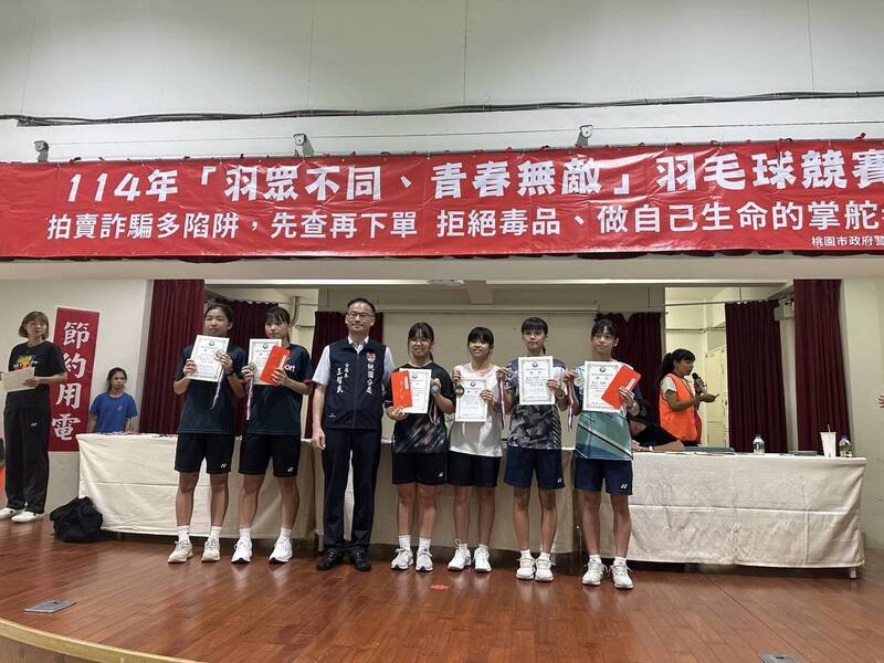 桃园警察分局羽毛球趣味竞赛，今年报名队伍230队创新高，19日在桃园区永康市民活动中心开打，由于赛事多达183场，各组前3名获颁奖金、奖状及奖牌。（桃园警分局提供）