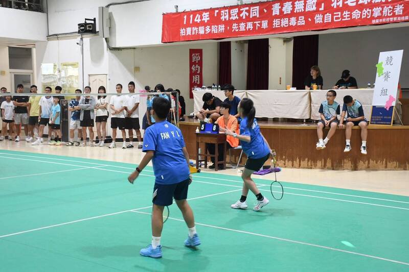 桃园警察分局「羽众不同，青春无敌」羽毛球趣味竞赛，在桃园区永康市民活动中心开打。（桃园警分局提供）
