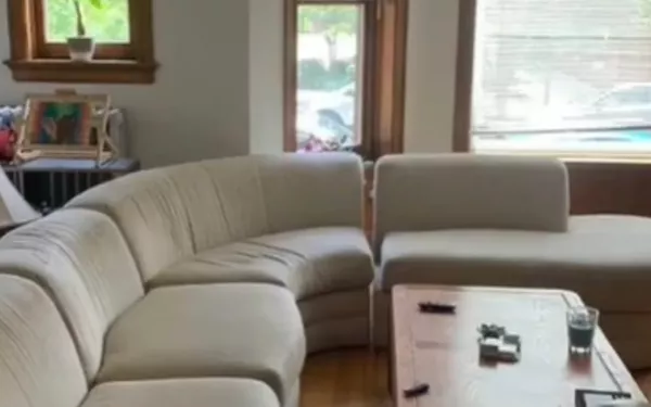 女1万多元卖掉家中旧沙发,事后发现「自己不识货」