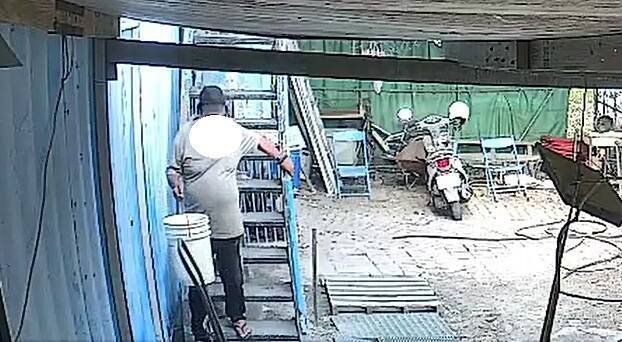 林姓饲主所养肉羊大量死亡，调阅监视器发现地主的身影。（民众提供）