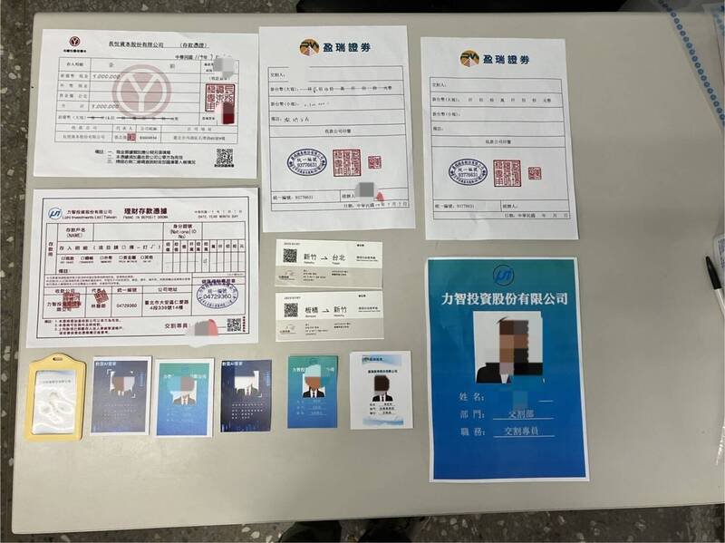 警方查扣面交车手伪造存款凭证、工作证等相关证物。（记者郑景议翻摄）