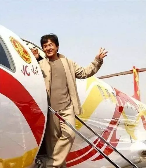 成龙自曝家里有弹药库,3000杆枪10万发子弹