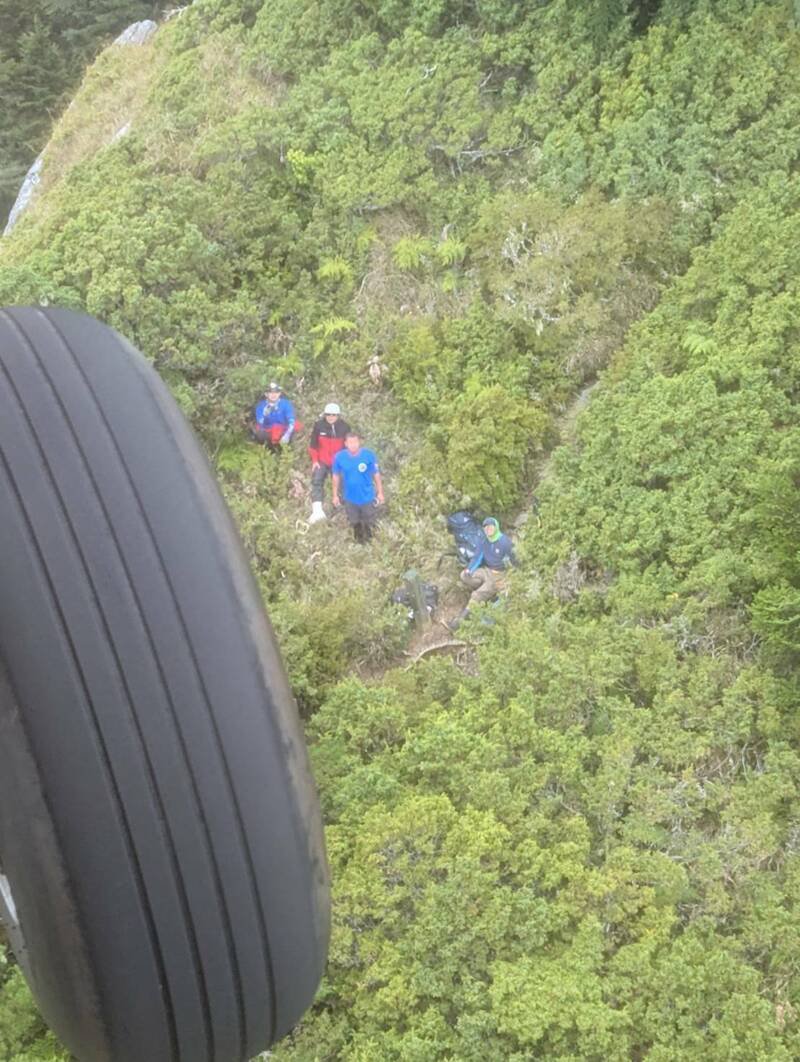 有山友前往花莲太鲁阁国家公园3千多公尺的毕禄山步道登山，过程不慎摔伤造成右脚踝骨折，无法行走，空中勤务总队派遣直升机前往救援成功。（花莲空勤提供）