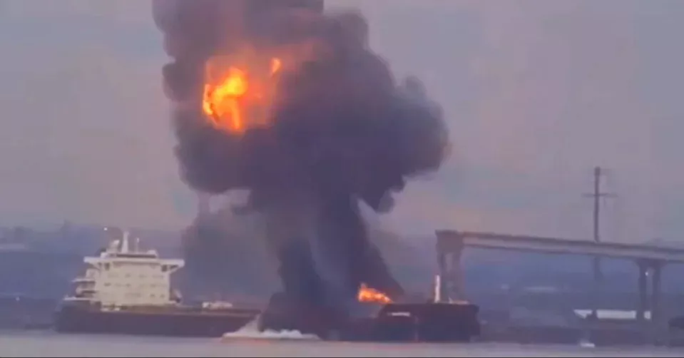 美国港口货轮爆炸 浓烟直窜天际 民众拍下惊险瞬间