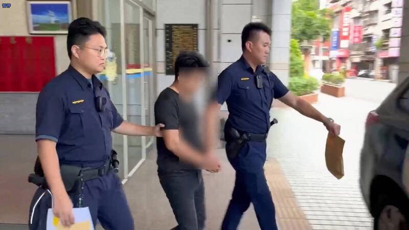 陈男被警方移送基隆地检署法办。（记者吴升儒翻摄）