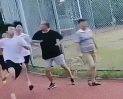 老人散步时故意肘击跑步学生引热议 律师解读