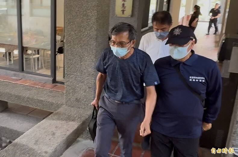 吕夫神情哀戚。（记者王峻祺摄）