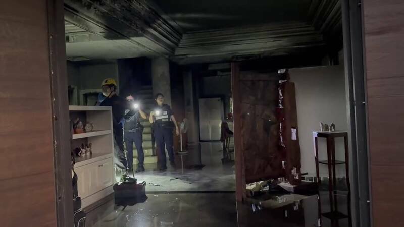 宜兰县消防人员勘验火场采集的迹证，送往消防署鉴定。（图由民众提供））