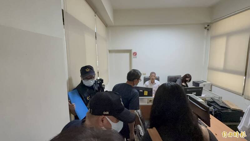 吕夫向检方报到。（记者王峻祺摄）