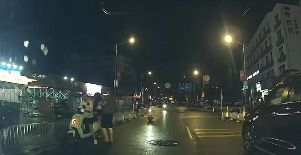 三男子凌晨欲将一疑似醉酒女子抬上车，后来...