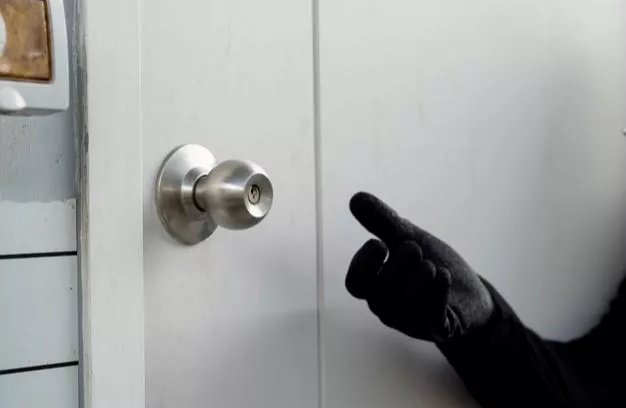 男子凌晨潜入陌生人家中,麻醉女子后对其抽血