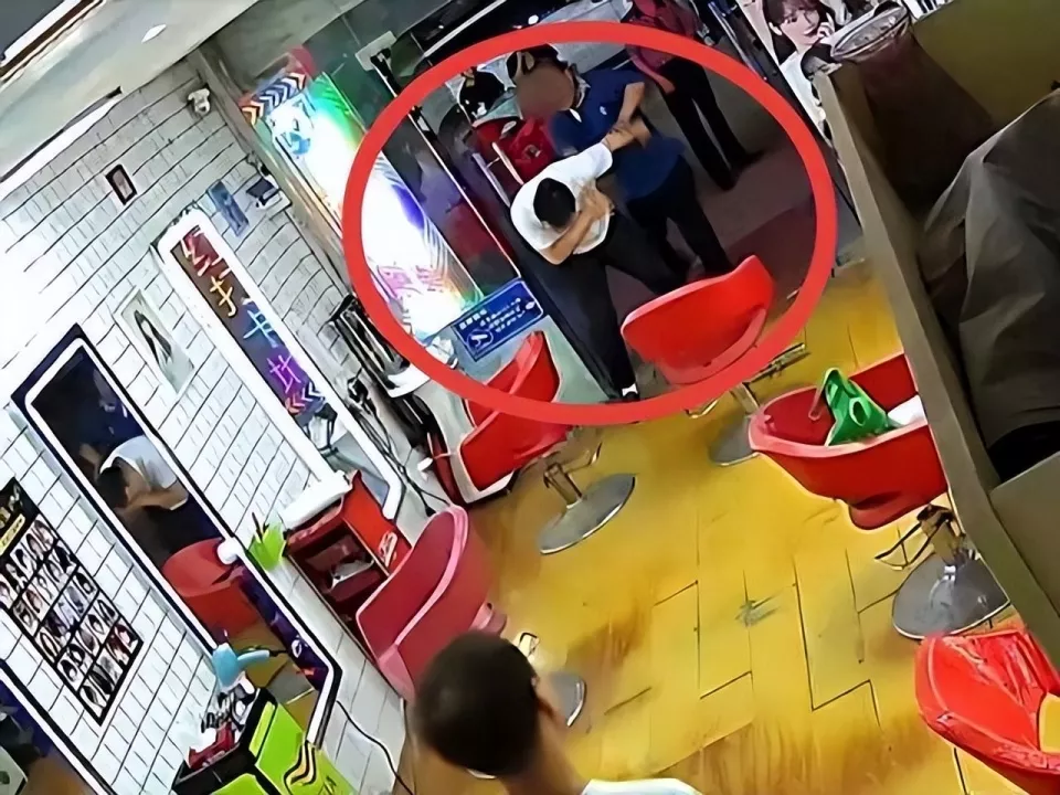 退租竟被扇4耳光！武汉理发店老板一年维权路