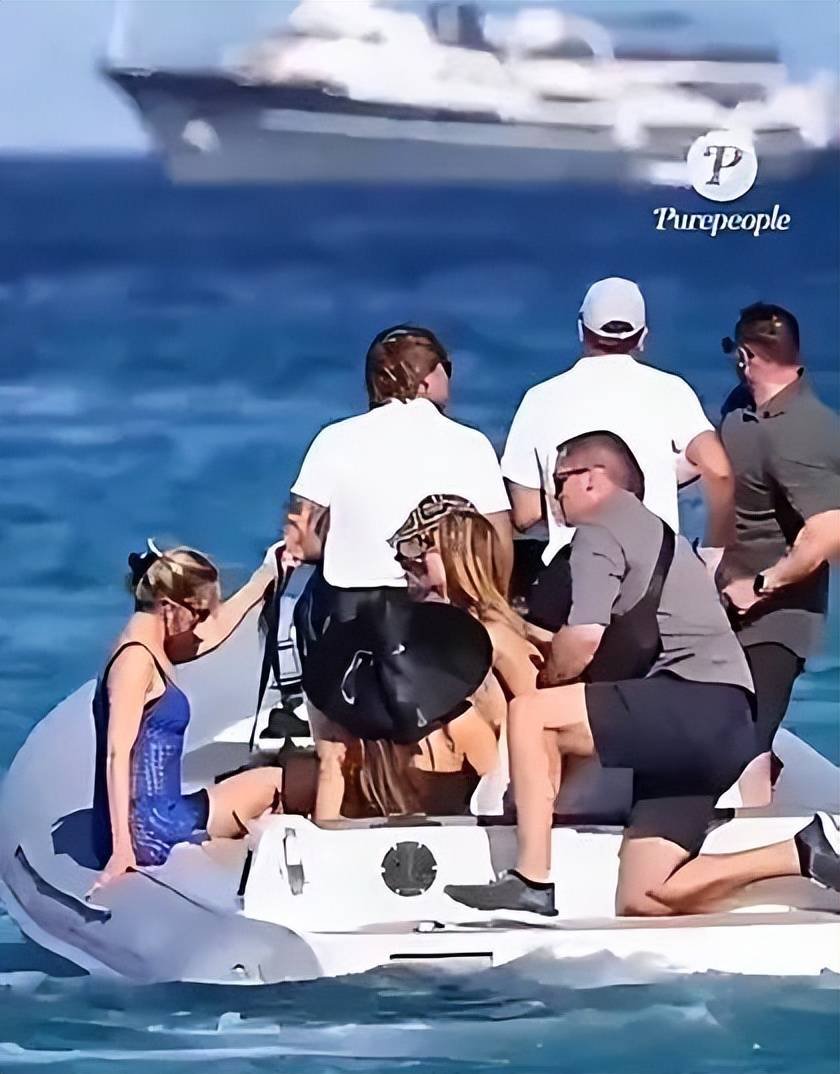 8个保镖跪地伺候贝索斯 55岁桑切斯透视装内搭空气 嘴唇又厚了