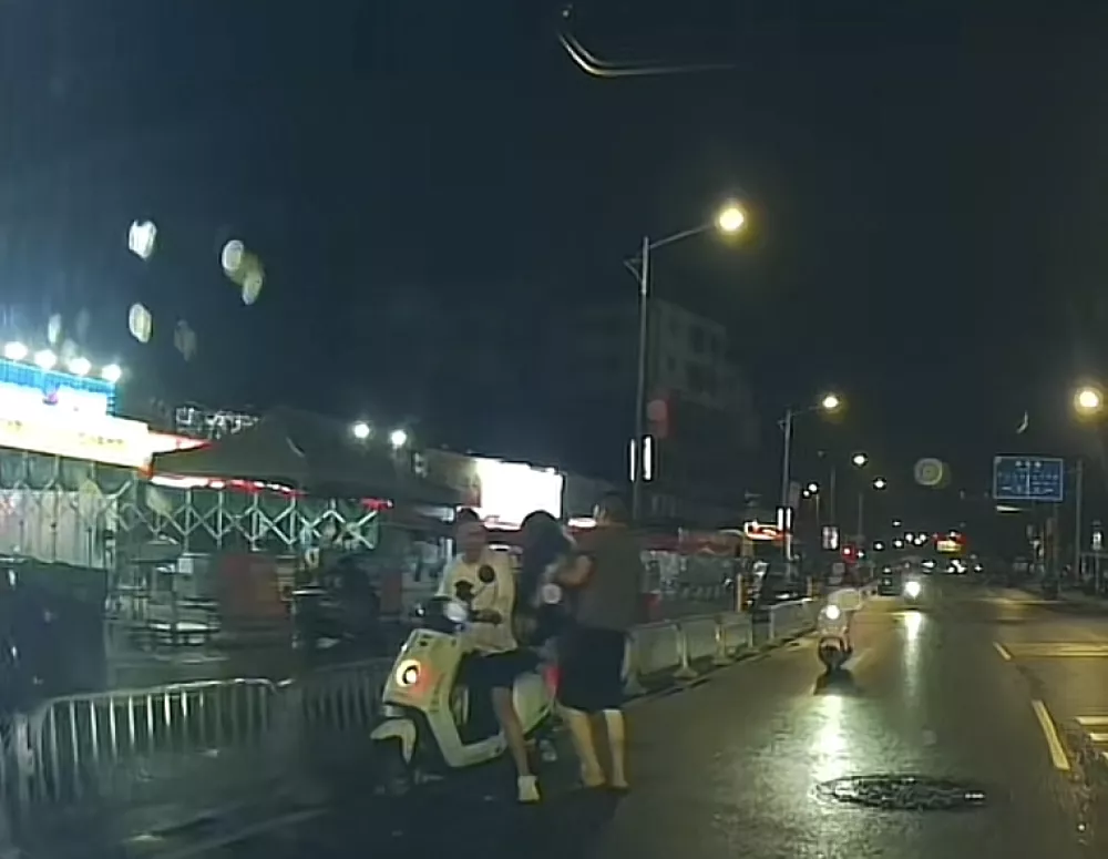 可怕!两男子欲将醉酒女子抬上电动车,事实确是...