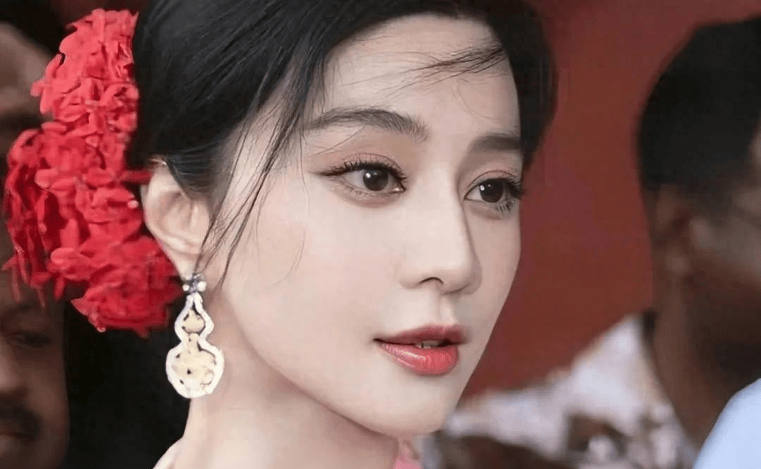 接地气！43岁范冰冰在家素颜撸猫 “杂乱风”豪宅内景曝光