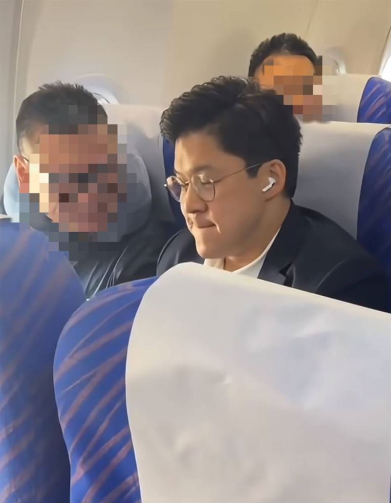 霍啟剛日前被直擊坐經濟艙。(圖/翻攝自小紅書)