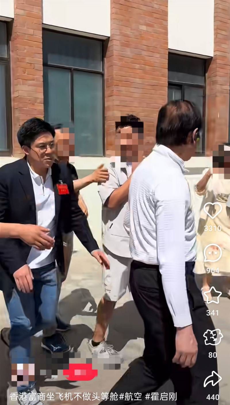 霍启刚拥有上亿身家，先前搭机出席中国活动。（图／翻摄自小红书）