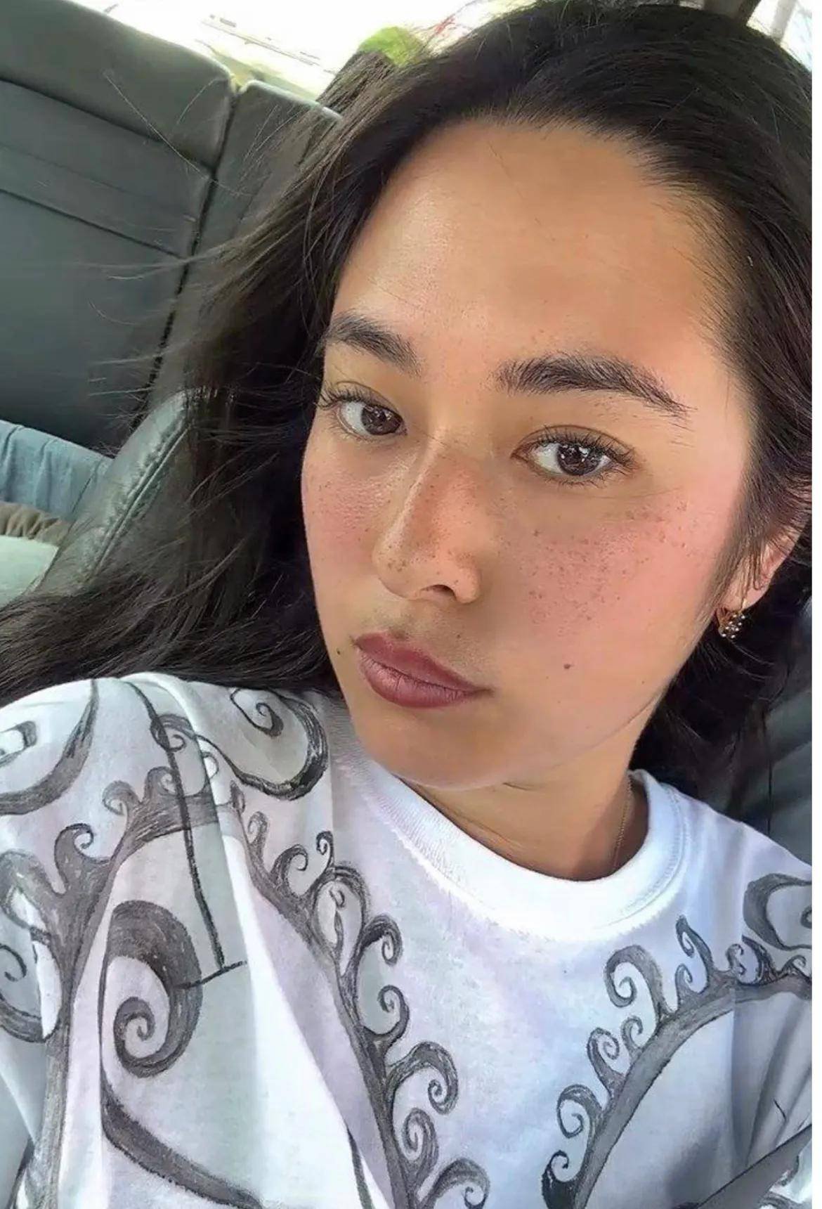 姜文女儿姜一郎婚后首晒照:雀斑与滤镜齐飞 网友共脑补一色