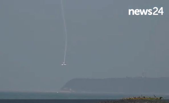 画面曝光：飞机失控坠海 砸成碎片