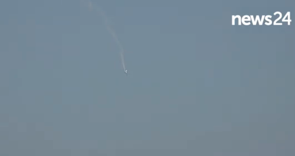 画面曝光：飞机失控坠海 砸成碎片