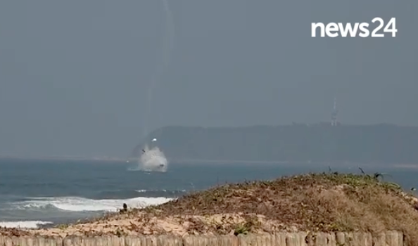 画面曝光：飞机失控坠海 砸成碎片