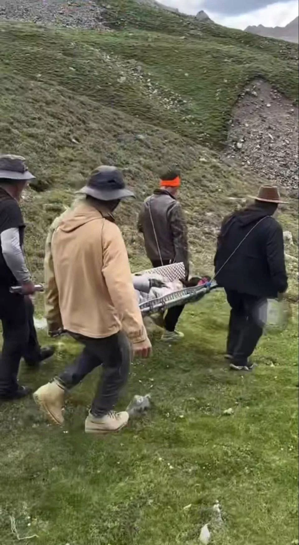 攀登6000米雪山受伤后花6万请村民抬下山?专家回应