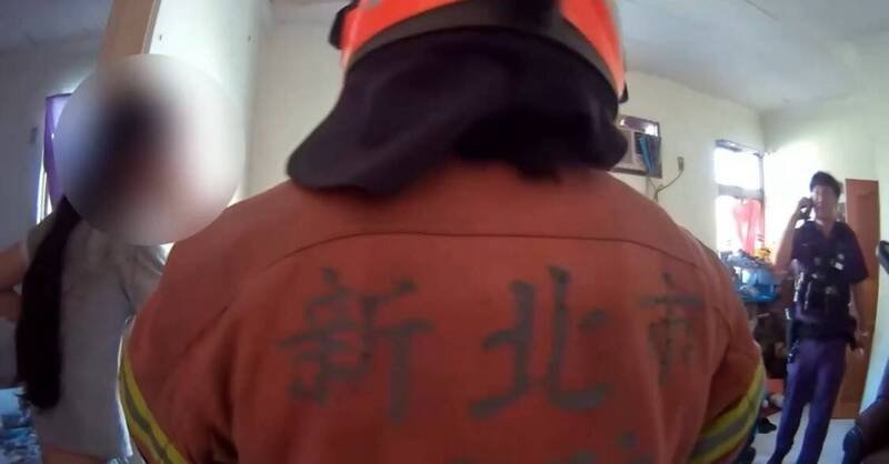 警方、消防赶抵破门，进屋救下2名穿著尿布幼童后，母亲才惊醒。（记者吴仁捷翻摄）