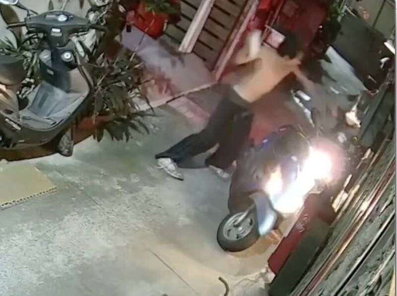 半裸男随机拦车推倒，并挥拳殴打妇人，拿手上的大铁罐打头。（记者蔡淑媛翻摄）