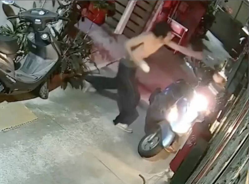 半裸男随机拦车推倒，并挥拳殴打妇人。（记者蔡淑媛翻摄）