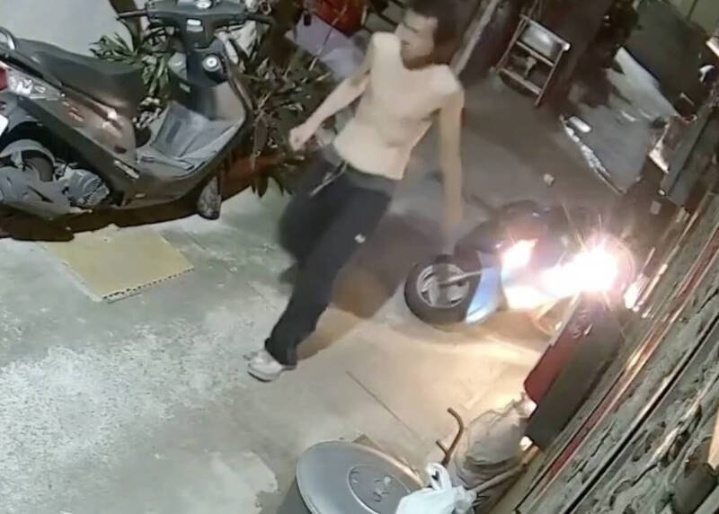 半裸男随机拦车攻击妇人后，大摇大摆离开。（记者蔡淑媛翻摄）