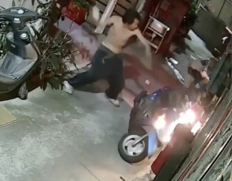 半裸男随机拦车推倒，并挥拳殴打妇人，拿手上的大铁罐打头，再用力砸头。（记者蔡淑媛翻摄）