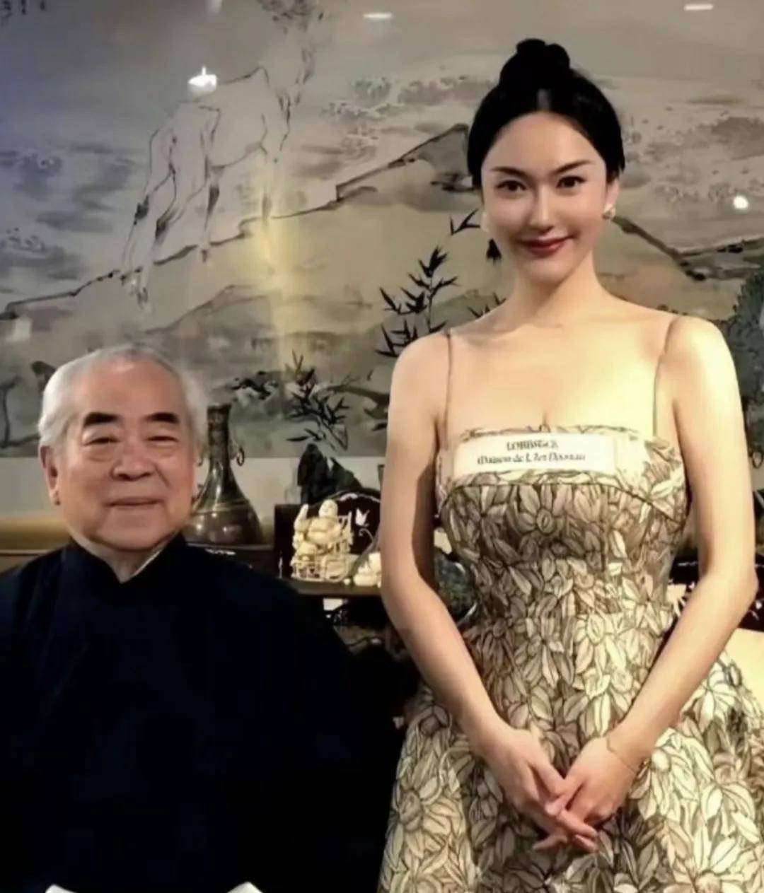 范曾晚节不保?亲题牌匾下堆满烂鞋 还曾给释永信美女弟子题字