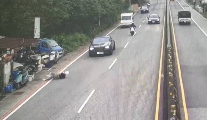 曹姓男子驾车撞上机车骑士黄姓男子。（警方提供）