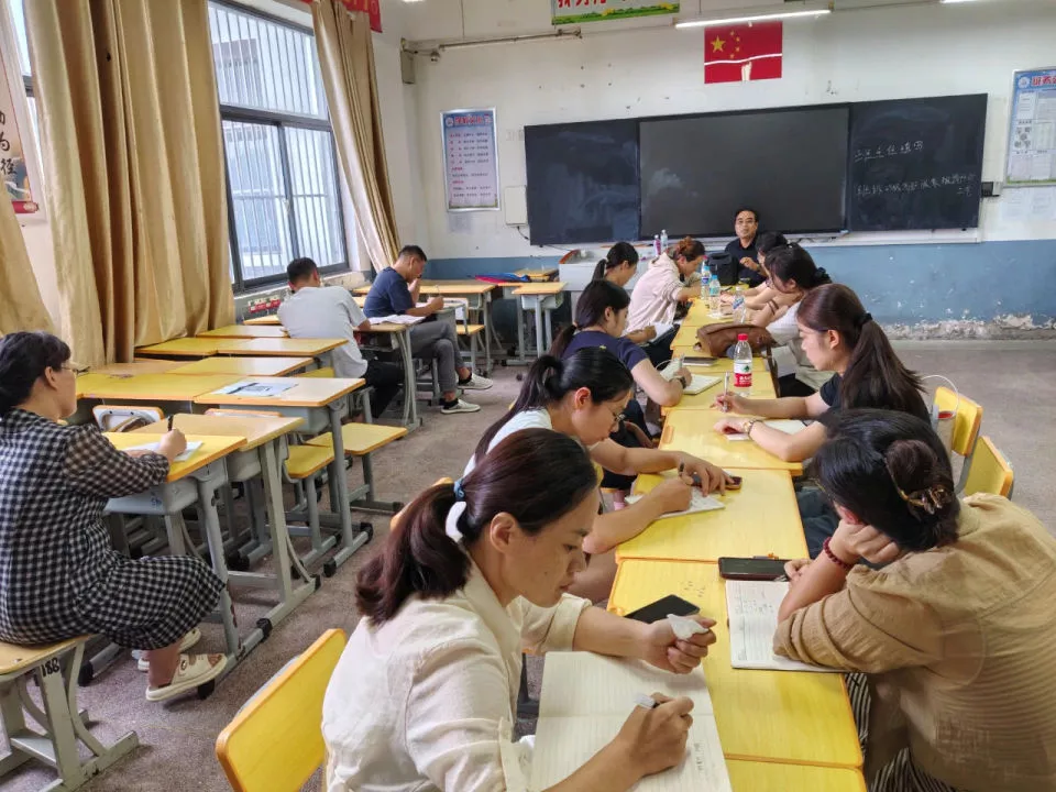 生源少了,小学老师都跑去教高中了