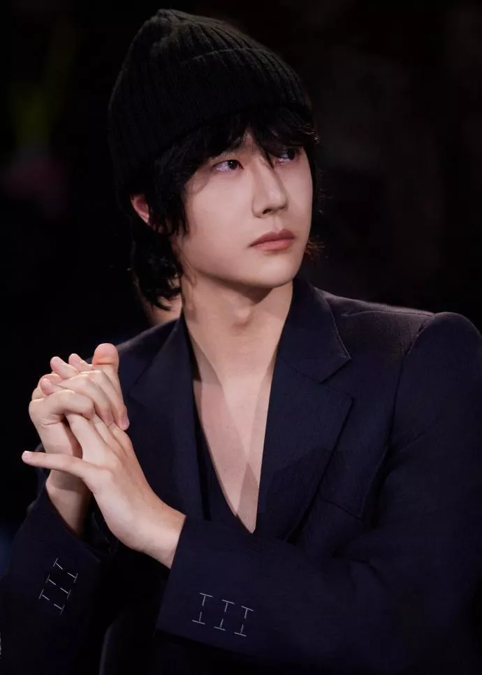 顶流艺人旧照判若两人,才懂资本造星力度有多强