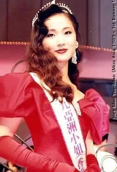 54岁万绮雯依然美,承诺婚姻的甄子丹走了,遇见暗恋她9年的十三