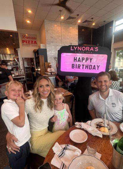 川普次子艾瑞克与妻子拉拉、7岁儿子路克，欢庆女儿卡萝琳娜的6岁生日。（图撷取自Lara Trump Instagram）