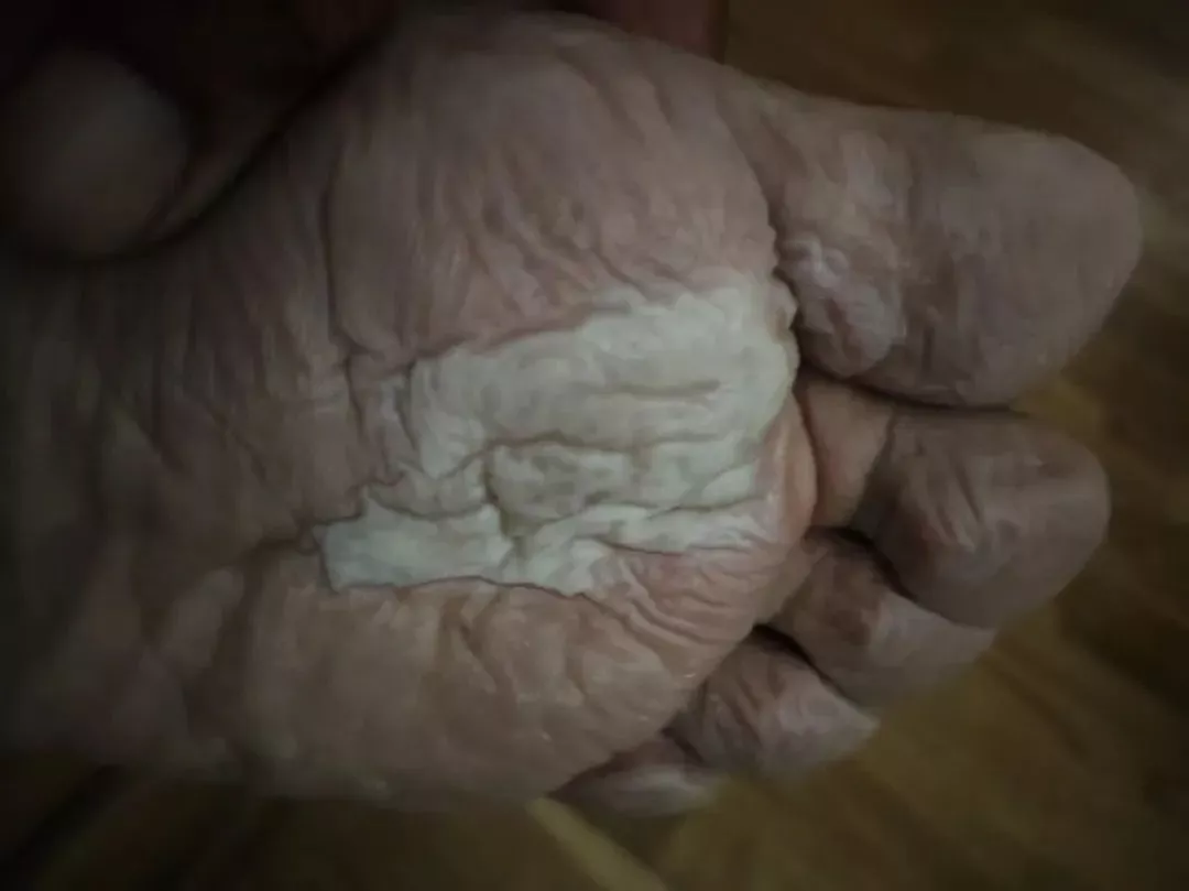 将苦难转移至底层:暴雨中的商战,外卖员的苦夏