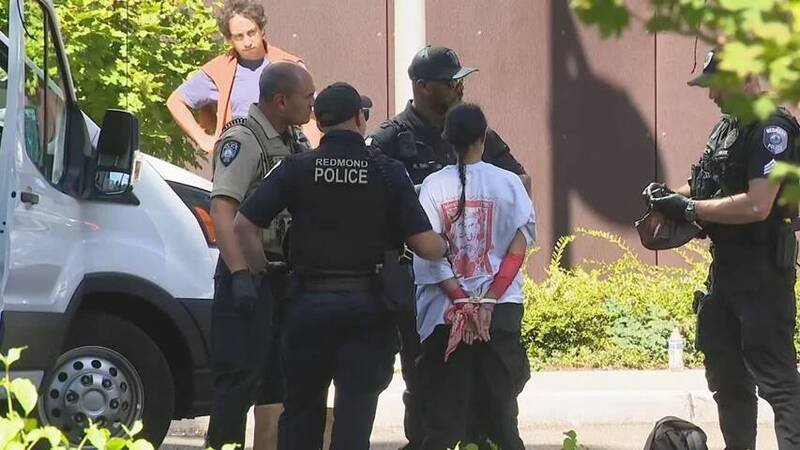 一名微软员工遭到逮捕的画面。（图：雷德蒙德警局）