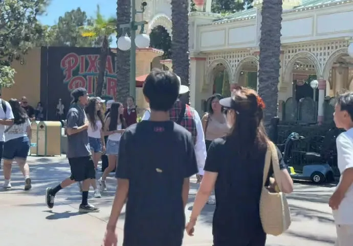 孙俪晒出自己和儿子的合照:背后看上去,等等比我高那么多了