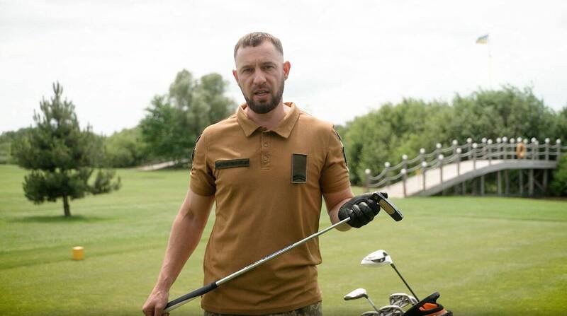 这支球杆原本属于乌克兰士兵卡尔塔夫切夫，他在俄罗斯2022年全面入侵初期，在拯救战友时失去1条腿。（法新社）