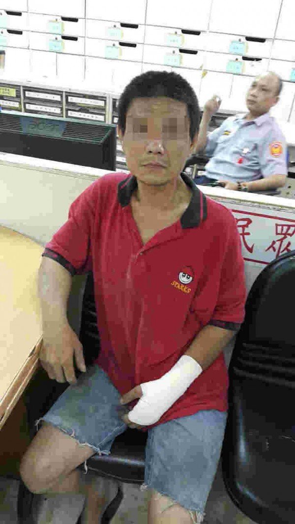 卢姓男子因车祸伤一手，又因偷窃伤了另一只手，先送医再被送办。（记者黄良杰翻摄）