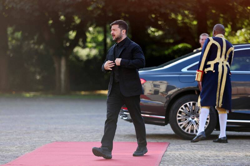 泽伦斯基6月出席北约峰会，也穿著安尼西莫夫设计的服装。（路透档案照）