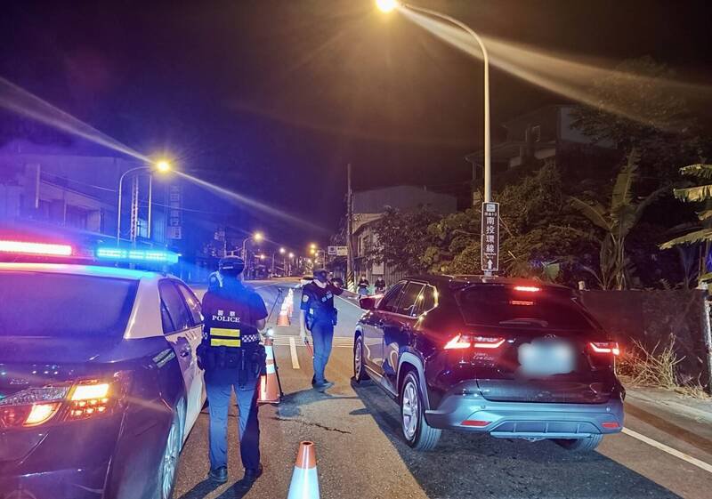南投警方启动加强取缔交通违规勤务，并实施净牌专案，查处车辆有无遮蔽、污损或不当变造车牌情形。
（南投县警察局提供）